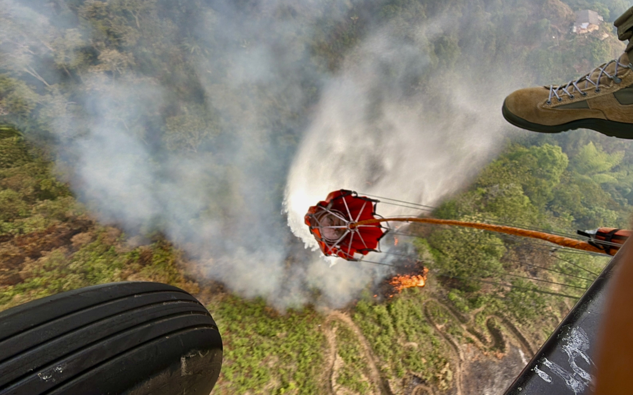 Más de 5.000 galones de agua descargados para combatir incendios en Antioquia