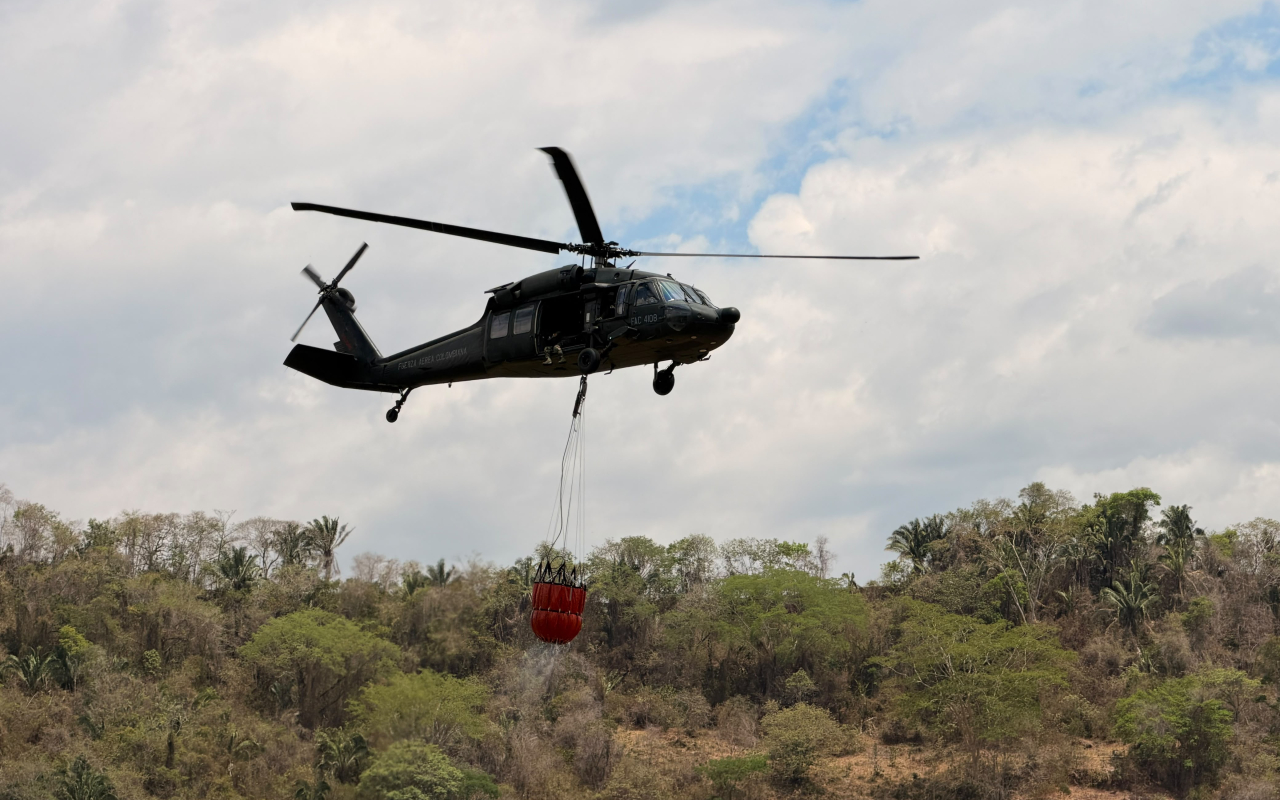 La Fuerza Aérea Colombiana continúa en la lucha contra incendios en Tolima
