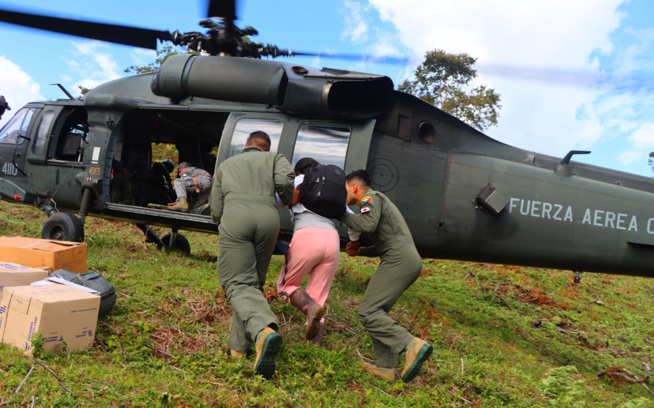 Fuerza Aeroespacial evacúa a paciente aislada por las lluvias en Guayabetal
