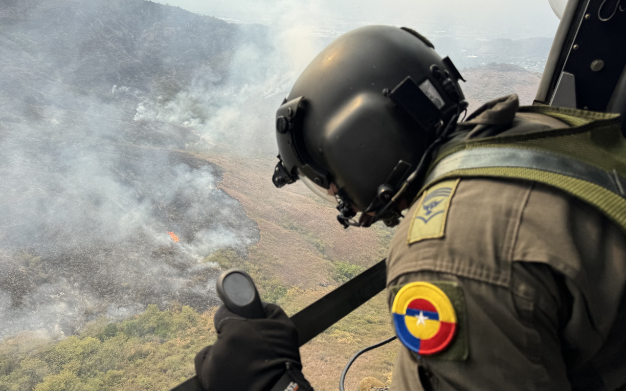 Operación aérea fue desplegada para contener incendio en zonas boscosas de Yumbo 