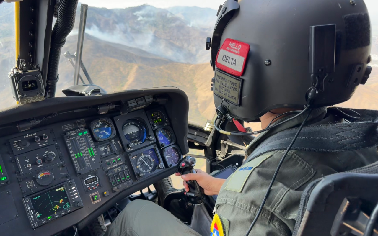 Operación aérea suma 70 descargas para contener incendio en Yumbo