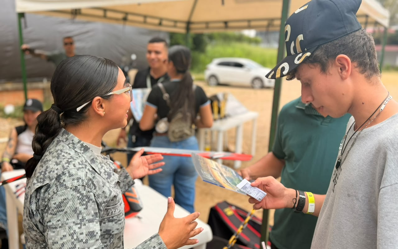 Jóvenes de Florencia conocen oportunidades para servir desde la Fuerza Aérea Colombiana