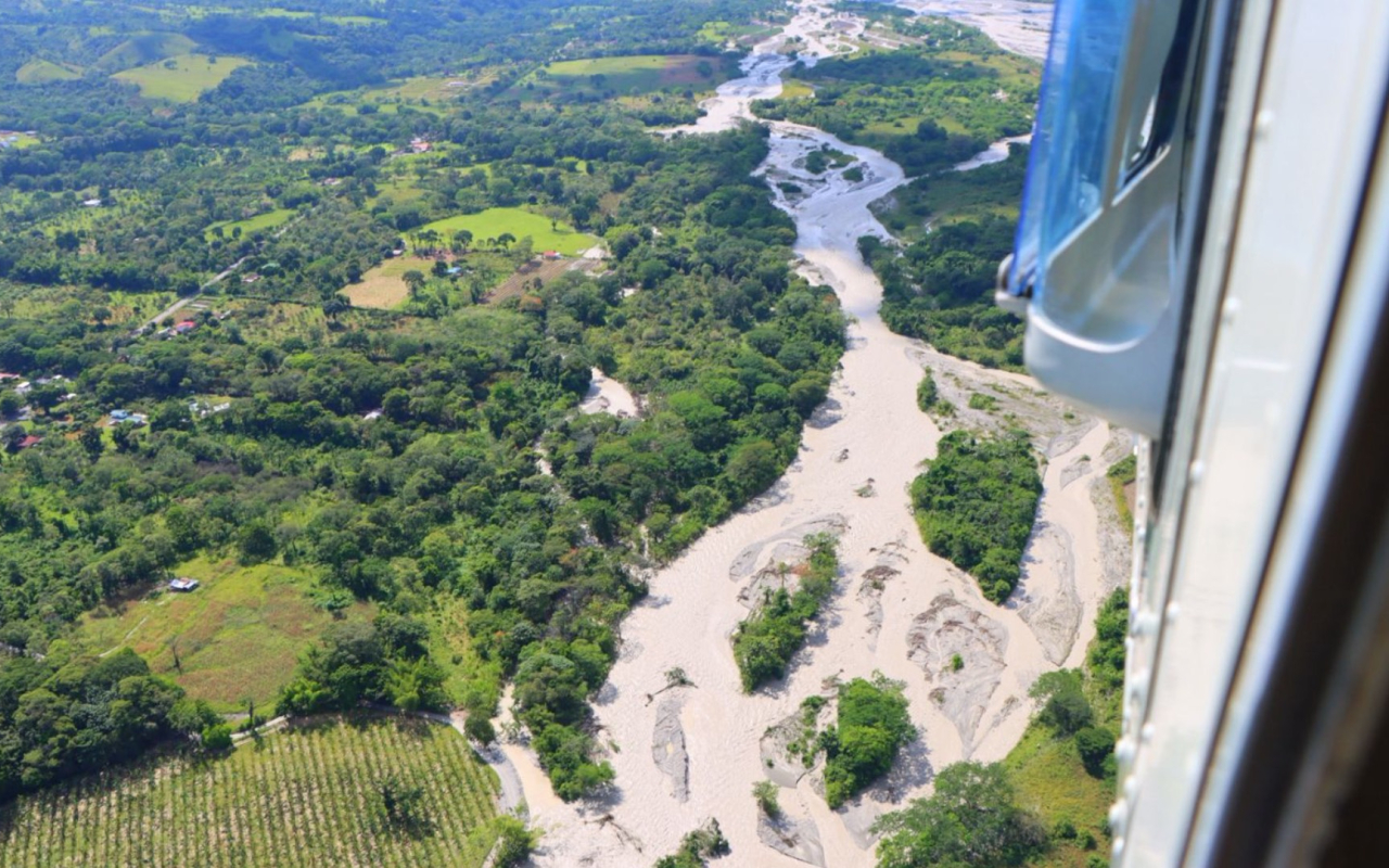 Fuerza Aérea vigila zonas afectadas por lluvias en el Meta