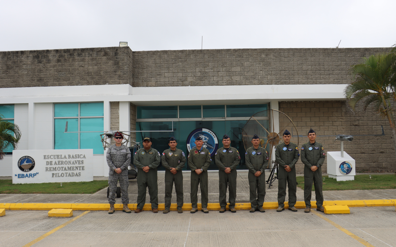 Panamá y Colombia fortalecen cooperación en formación aeronáutica 