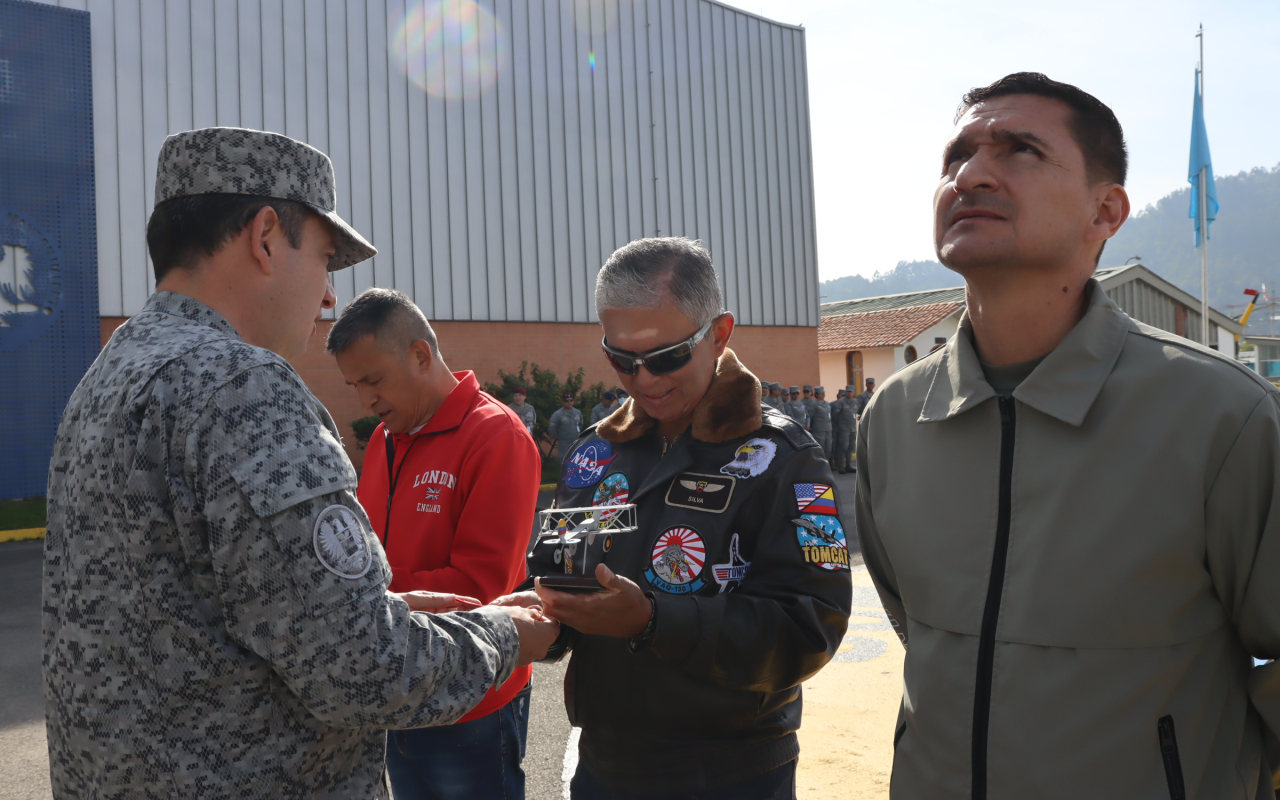 El Comando Aéreo de Mantenimiento rinde homenaje al Día del Veterano