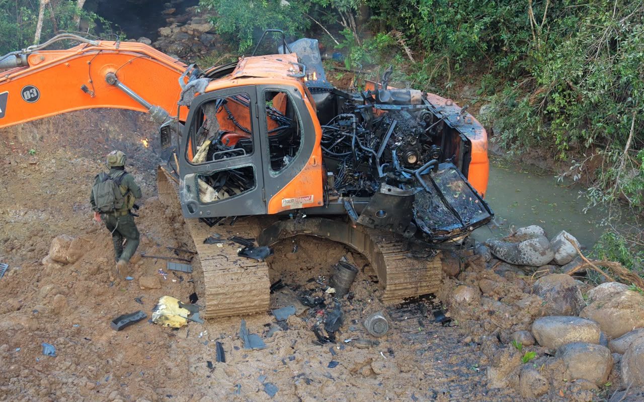 Destruidas cinco excavadoras utilizadas para la extracción ilegal de oro en el río Saldaña