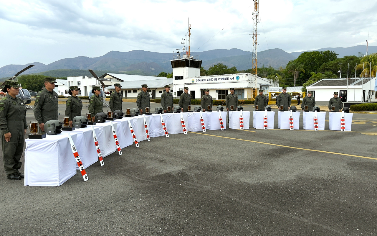 Así se forman 14 Oficiales del Ejército Nacional como pilotos de helicóptero 