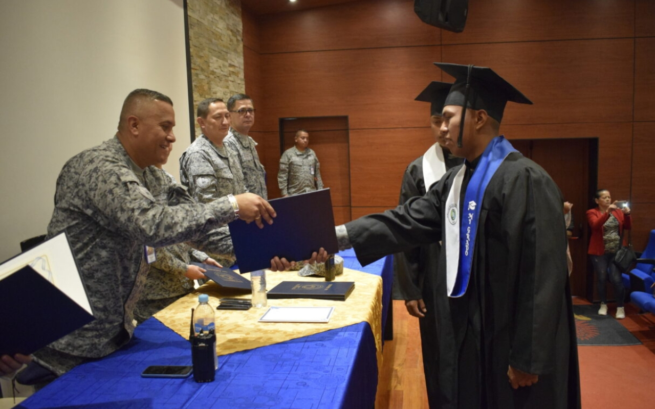 19 soldados graduados como bachilleres en la Base Aérea de Madrid, Cundinamarca