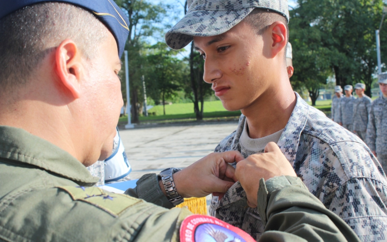 Orgullosos por el deber cumplido, jóvenes colombianos culminan su Servicio Militar en su Fuerza Aérea Colombiana