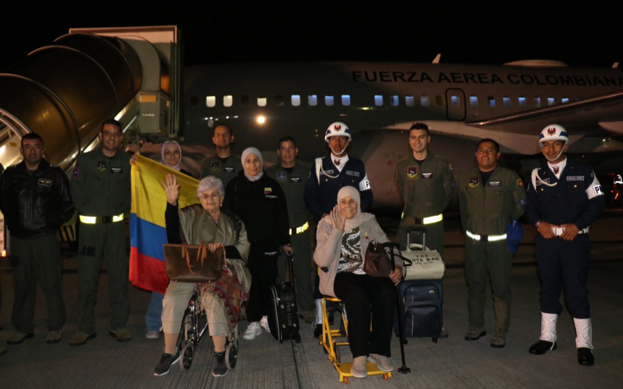 105 connacionales regresan a Colombia desde Beirut, en segundo vuelo humanitario de la FAC