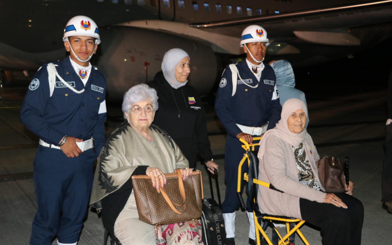 105 connacionales regresan a Colombia desde Beirut, en segundo vuelo humanitario de la FAC