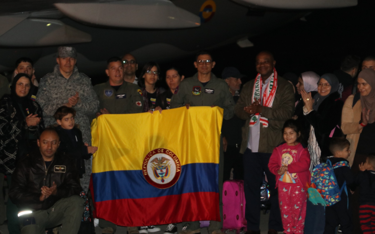 105 connacionales regresan a Colombia desde Beirut, en segundo vuelo humanitario de la FAC