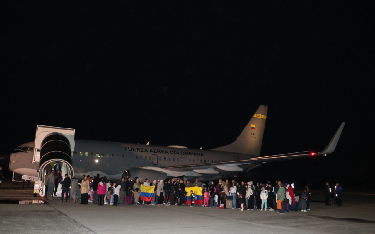 105 connacionales regresan a Colombia desde Beirut, en segundo vuelo humanitario de la FAC