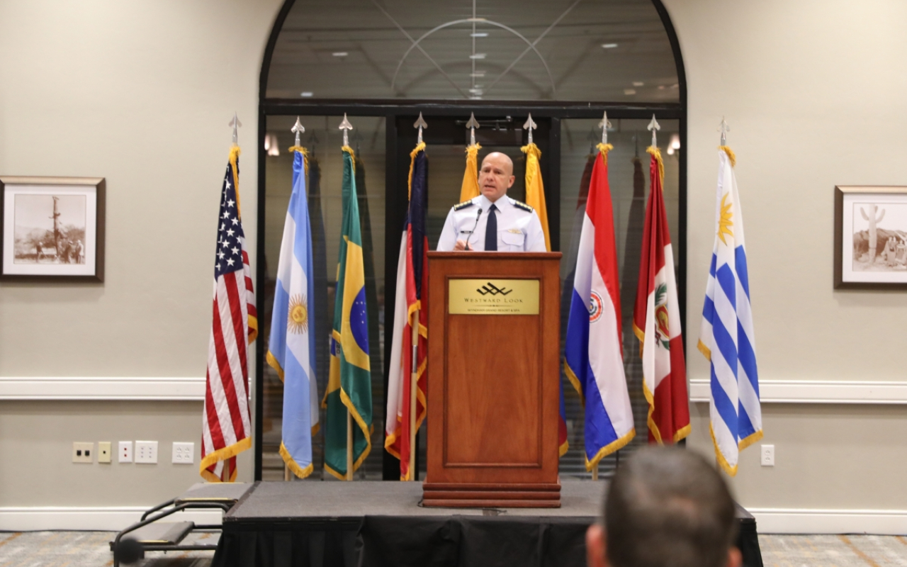 En escenario regional, Comandante FAC presenta estrategia frente amenazas trasnacionales