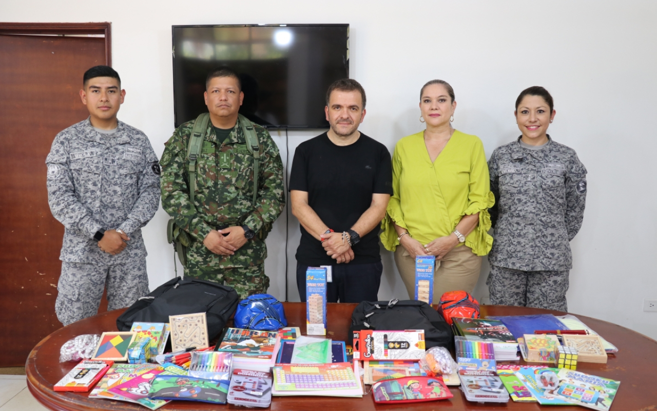729 cajas con kits escolares llegaron al Vaupés en aeronave de su Fuerza Aérea Colombiana