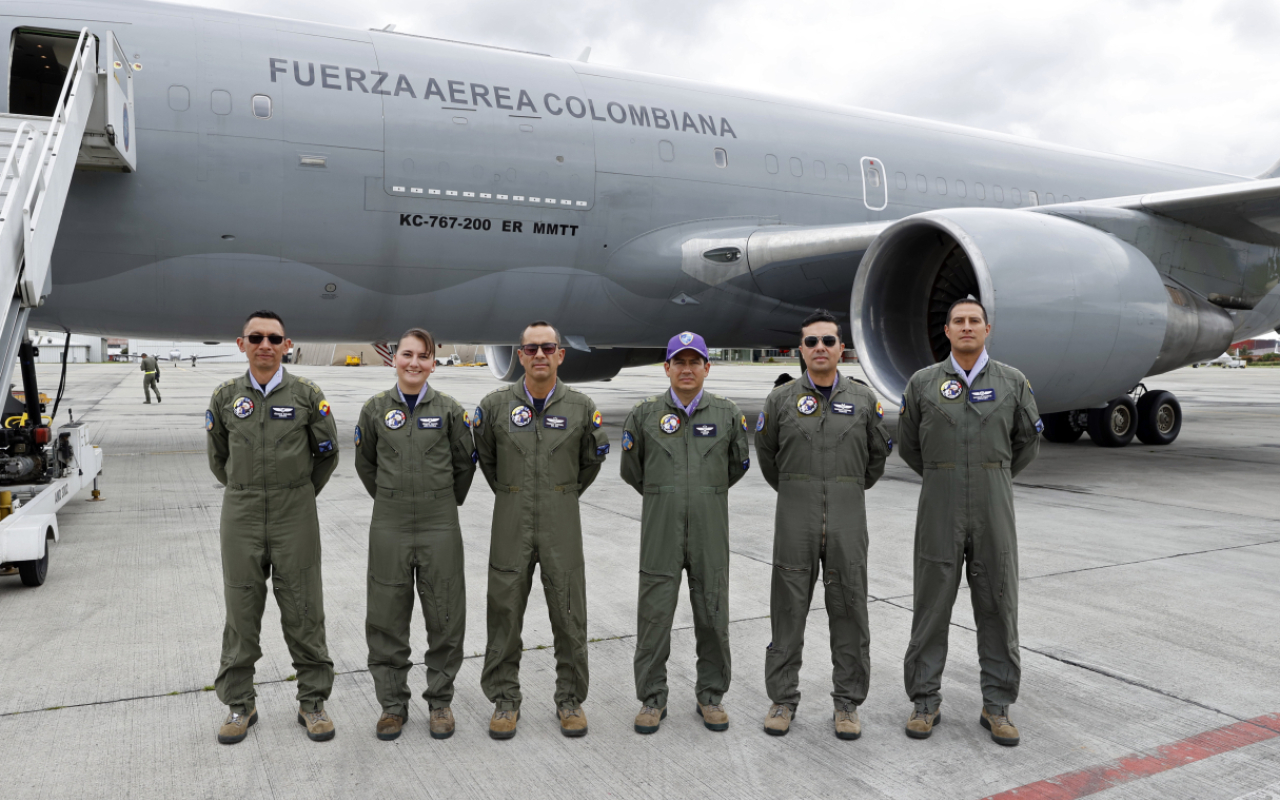 Preparación de la Fuerza Aérea Colombiana para revista aérea del Día de la Independencia Nacional