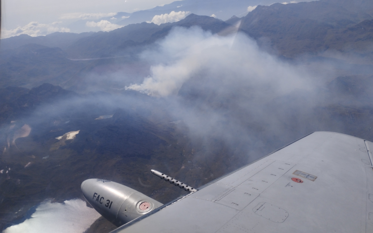 Sobrevuelos para monitorear incendio en el Parque Nacional Natural de Sumapaz