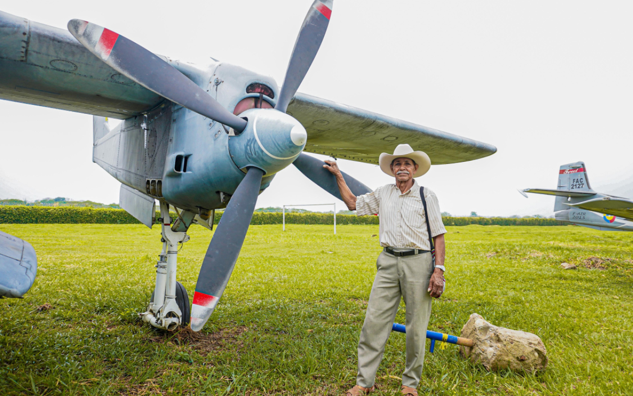 Adultos mayores disfrutan del programa "Así se va a las estrellas" de la Fuerza Aeroespacial Colombiana