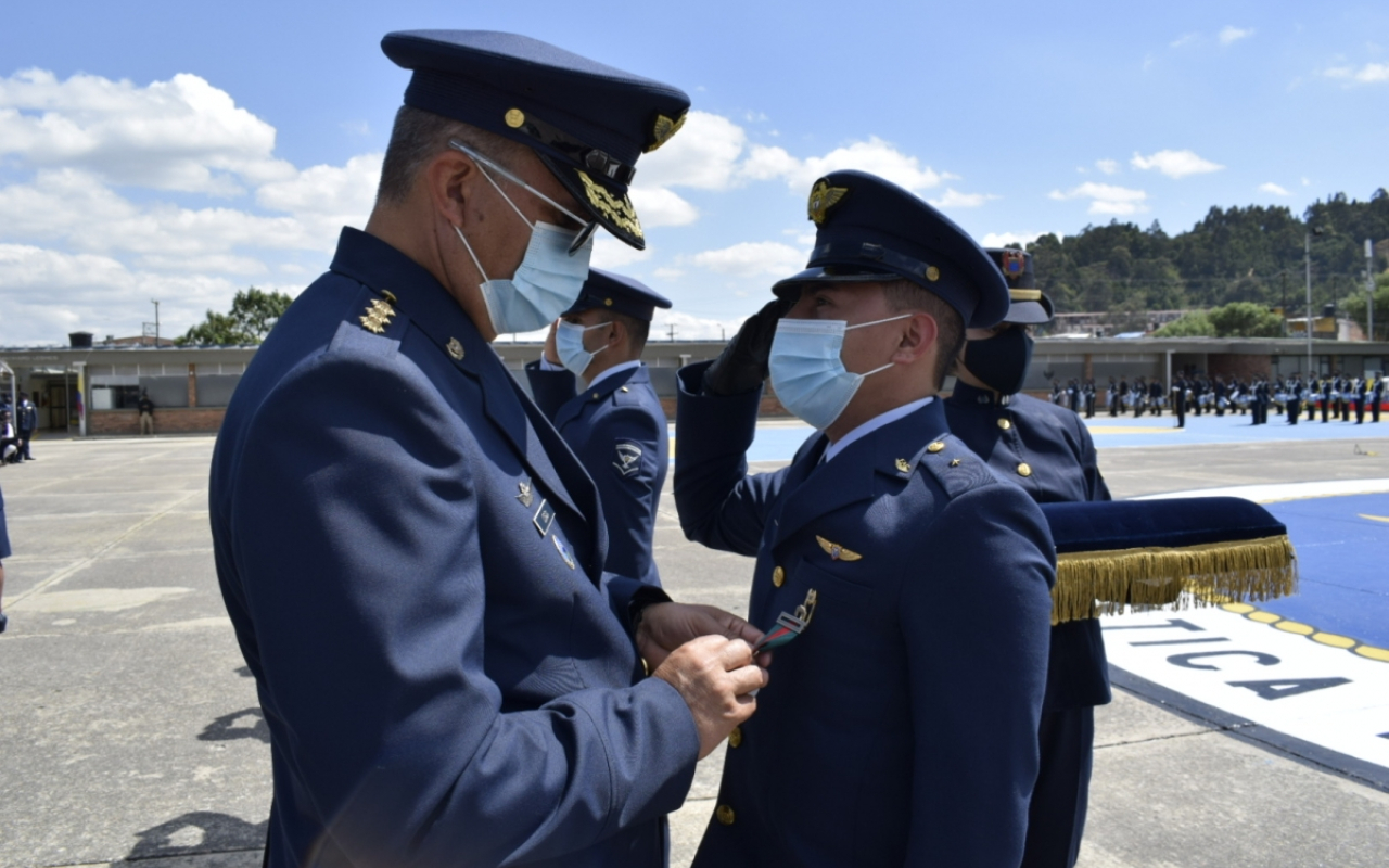 Ceremonia militar de ascenso y en condecoraciones de un personal de su Fuerza Aérea