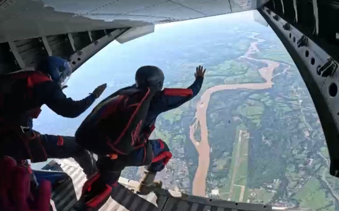 Primera Suboficial de la Fuerza Aérea paracaidista en salto libre