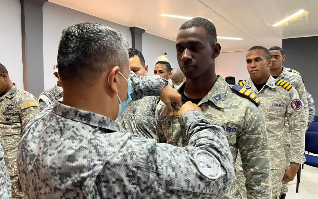 Cadetes de la Fuerza Aérea de República Dominicana, obtienen sus alas de paracaidistas, con instrucción brindada por parte de su Fuerza Aérea Colombiana