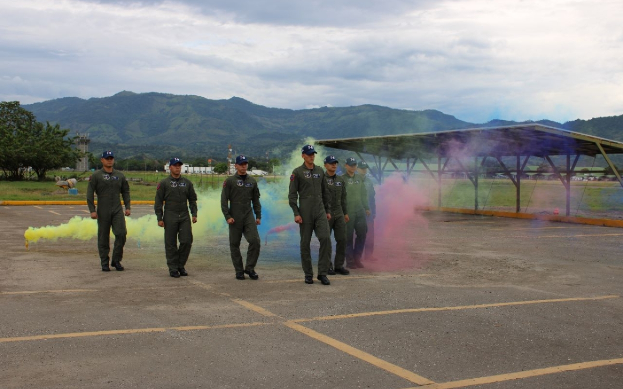Con la premisa de insistir, persistir y nunca desistir, siete alféreces reciben las alas que los acredita como pilotos militares de su Fuerza Aérea Colombiana