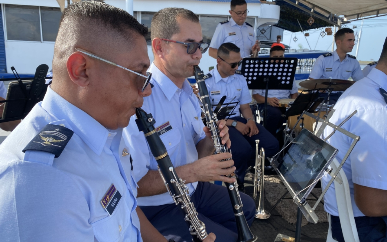 Inicia la gira musical de la banda sinfónica de su Fuerza Aérea Colombiana “Blue Skies Christmas Tour”