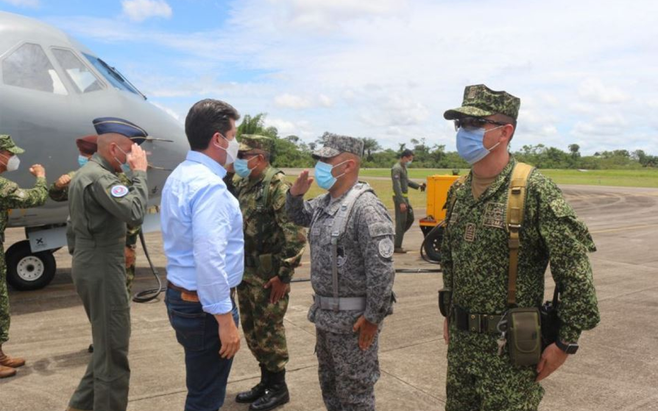 El Señor ministro de Defensa Diego Molano Aponte visitó las Instalaciones del Comando Aéreo de Combate No.6, acompañado de la cúpula militar, y su esquema de seguridad, seguido se desplazó a Florencia para llevar a cabo un consejo de seguridad.