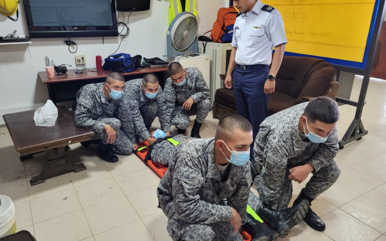 Entrenamiento de primeros auxilios a soldados de su Fuerza Aérea Colombiana