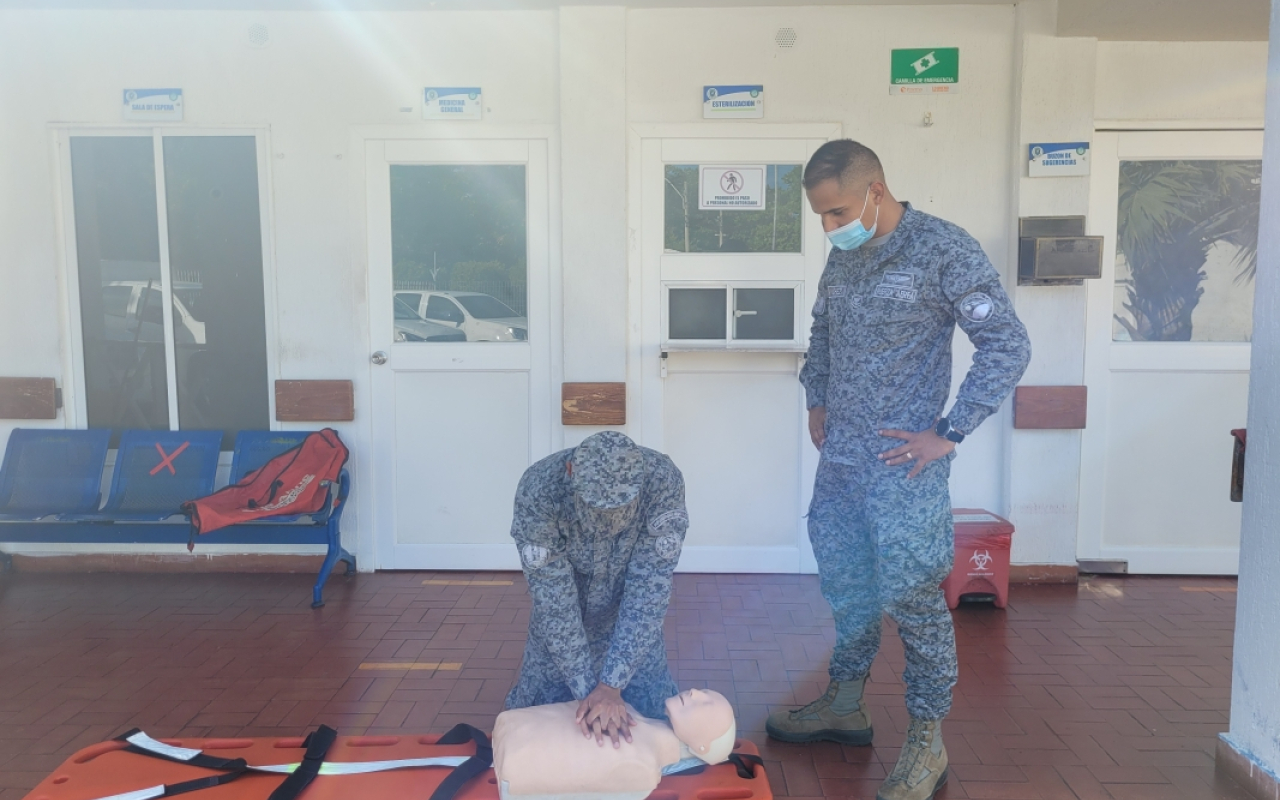 Entrenamiento de primeros auxilios a soldados de su Fuerza Aérea ColombianaEntrenamiento de primeros auxilios a soldados de su Fuerza Aérea Colombiana