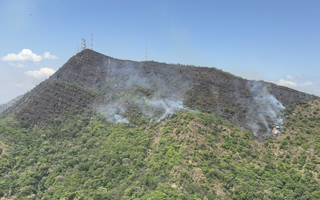 Continúan labores de mitigación de incendio en el cerro el Venado, con aeronaves de su Fuerza Aérea
