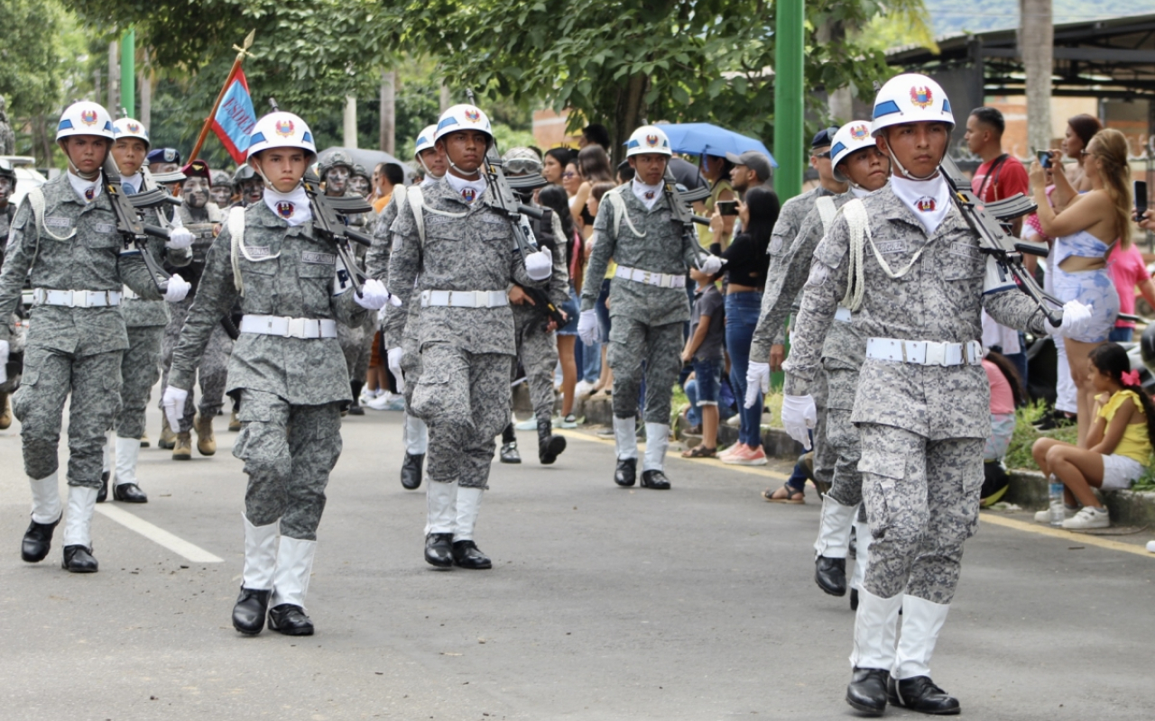 Yopal izó con orgullo el tricolor nacional en el Desfile militar y policial con motivo del 20 de julio