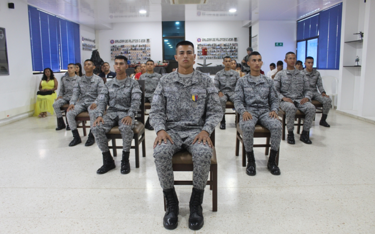 Emotivo licenciamiento de jóvenes soldados del Grupo Aéreo del Casanare