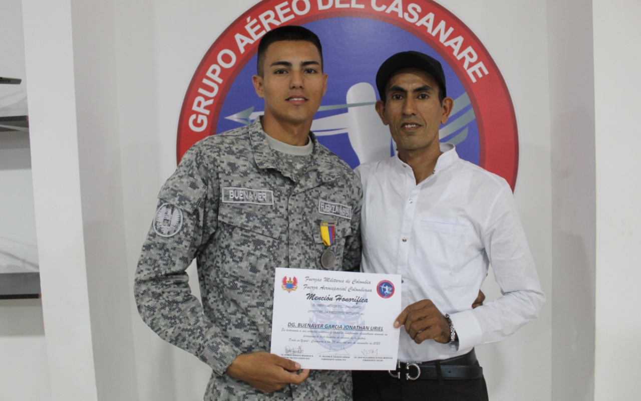 Emotivo licenciamiento de jóvenes soldados del Grupo Aéreo del Casanare