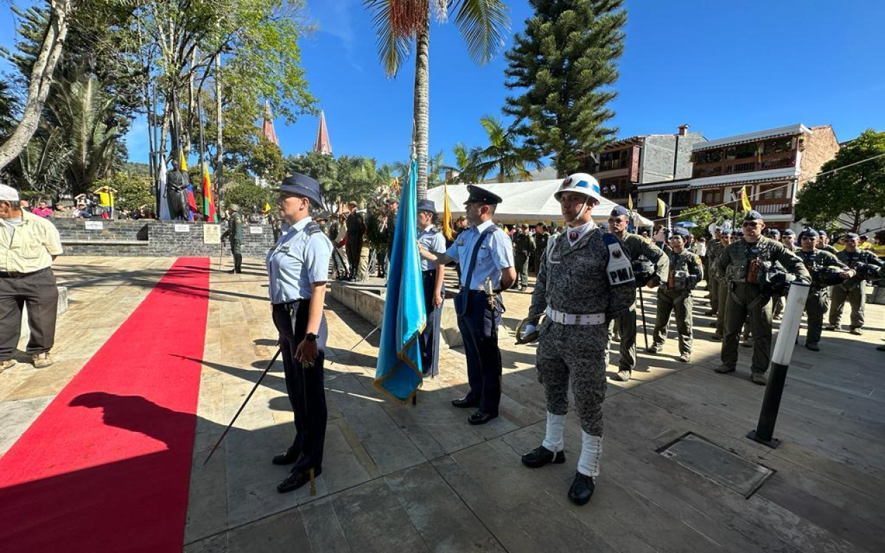 Fuerza Aeroespacial Colombiana presente en la conmemoración de la Fiesta Patria en Medellín y municipios del oriente antioqueño 
