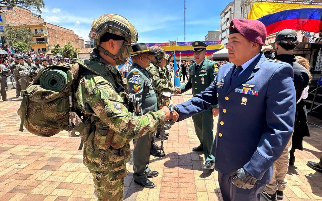 Fuerza Aeroespacial Colombiana presente en la conmemoración de la Fiesta Patria en Medellín y municipios del oriente antioqueño 