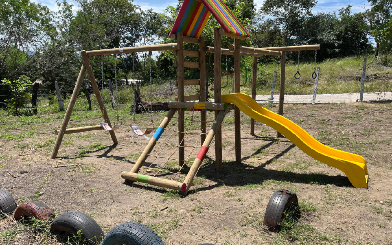 Mejoras en instalaciones y espacios recreativos entregadas a una escuela rural de Agua de Dios