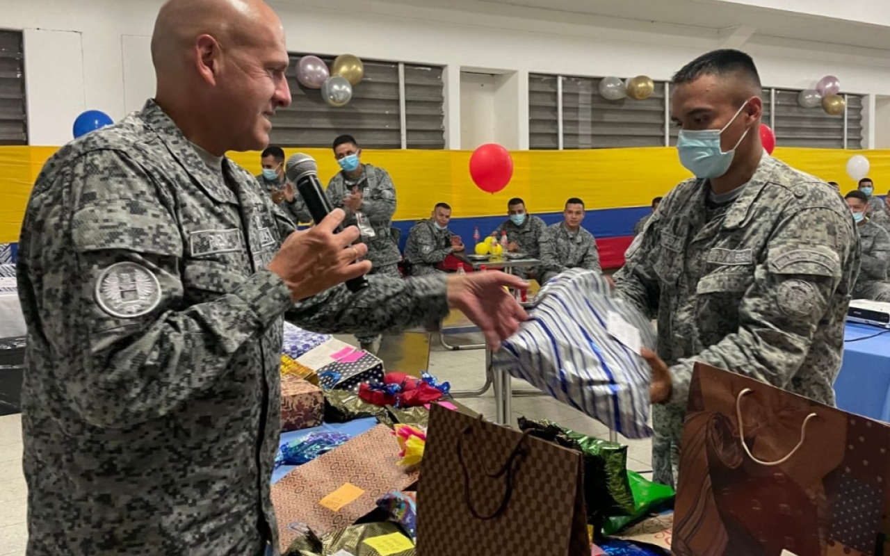 Celebración navideña de soldados en Caquetá, fue acompañada por el Comandante de su Fuerza Aérea