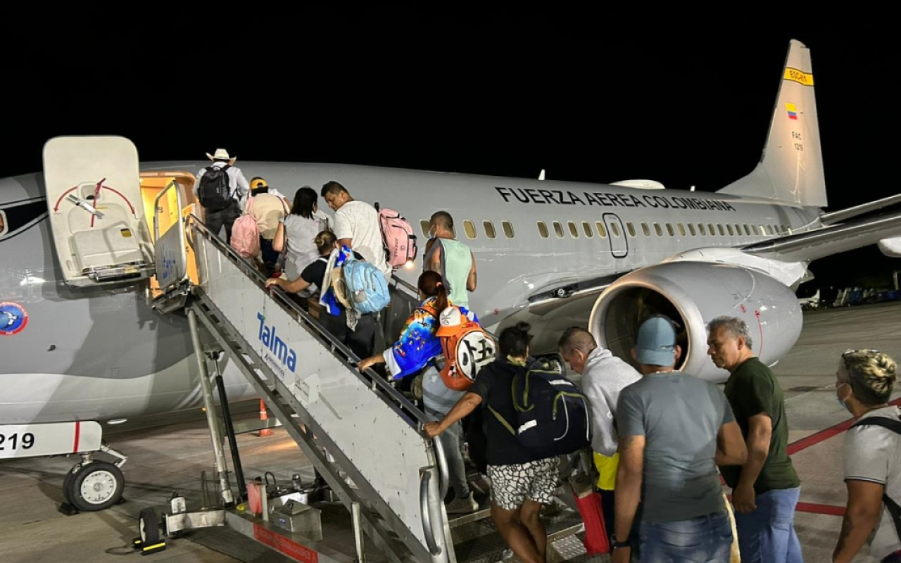En misión humanitaria Fuerza Aérea moviliza a más de 260 personas desde el Caribe colombiano