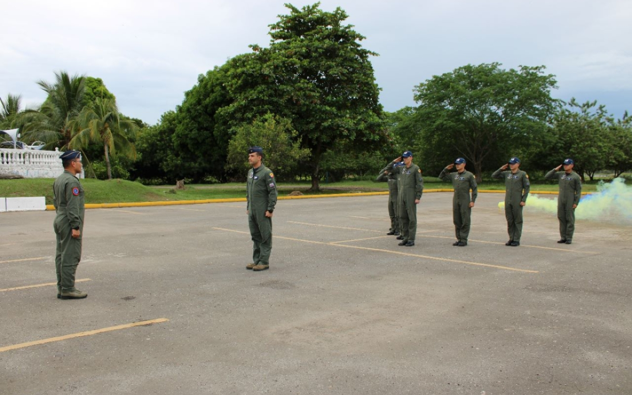 Con la premisa de insistir, persistir y nunca desistir, siete alféreces reciben las alas que los acredita como pilotos militares de su Fuerza Aérea Colombiana