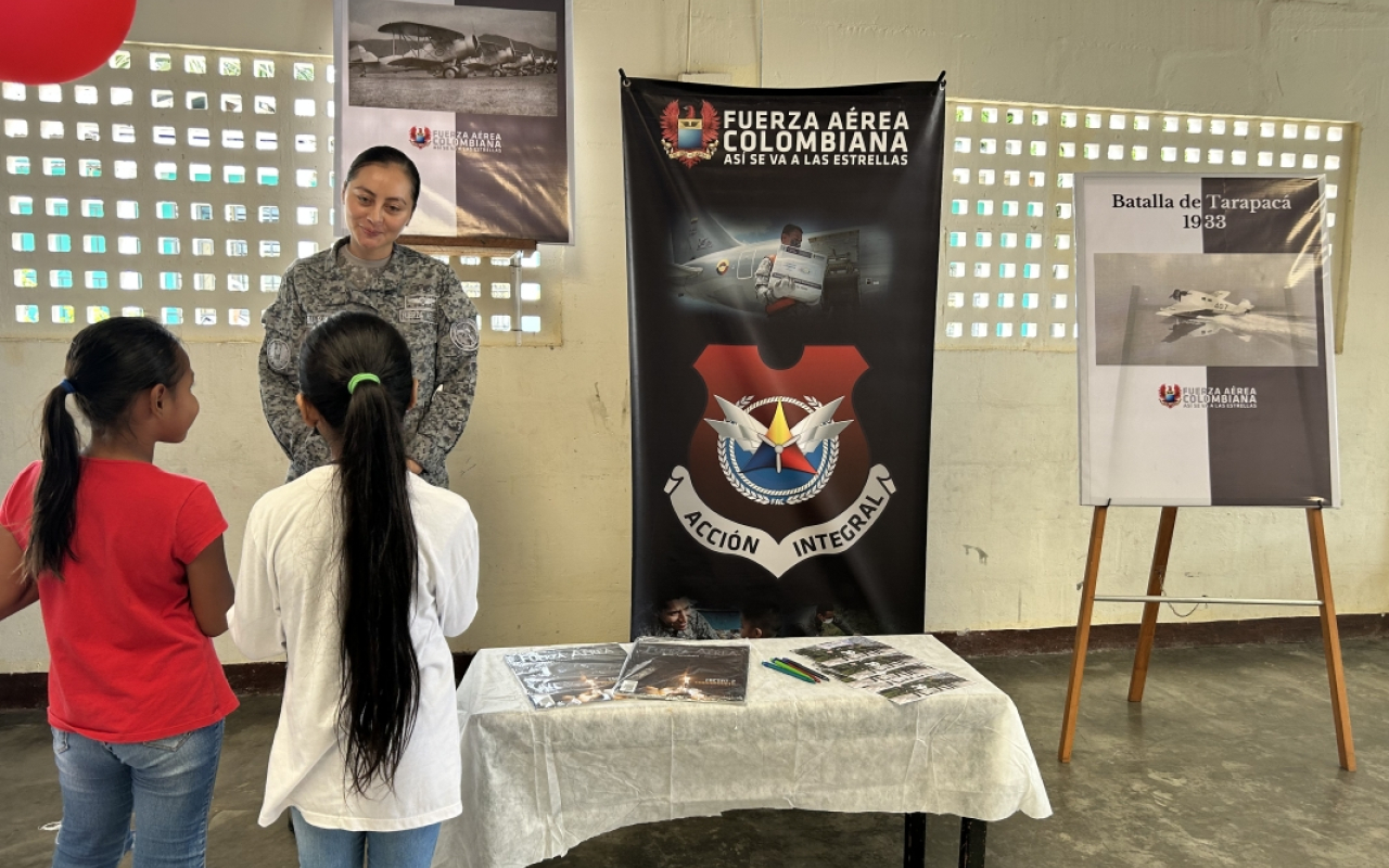 Fuerza Aeroespacial participó en la Feria de Ciencia de una entidad educativa en Leticia 