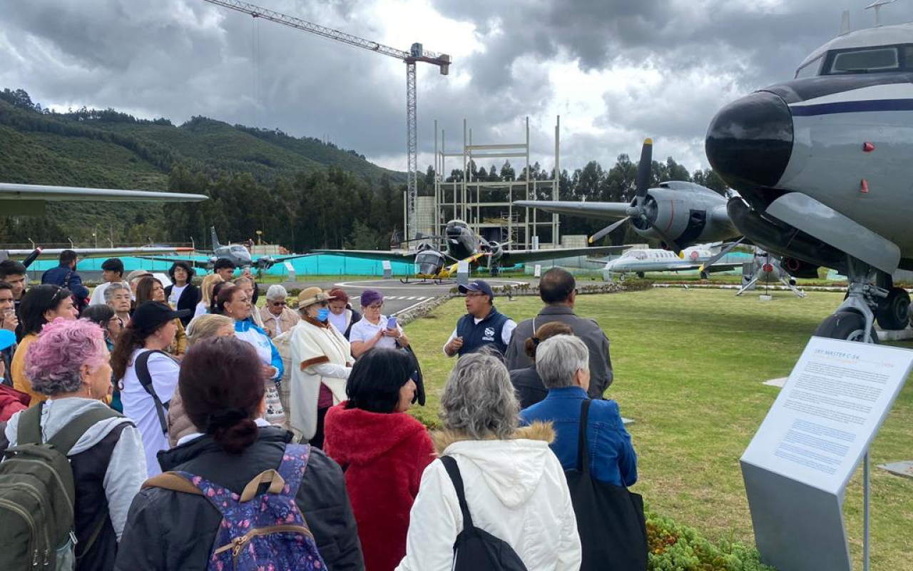 Adultos mayores de la Fundación Hilos de Plata de Suba conocen el Museo Aeroespacial Colombiano