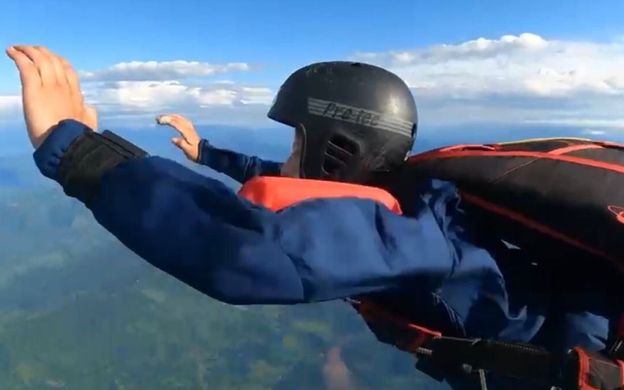 Primera Suboficial de la Fuerza Aérea paracaidista en salto libre