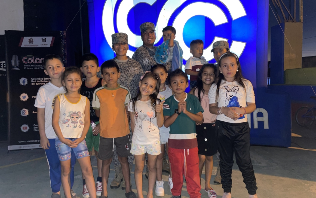 Su Fuerza Aérea y Cine Colombia llevaron alegría a los niños de Solano, Caquetá 