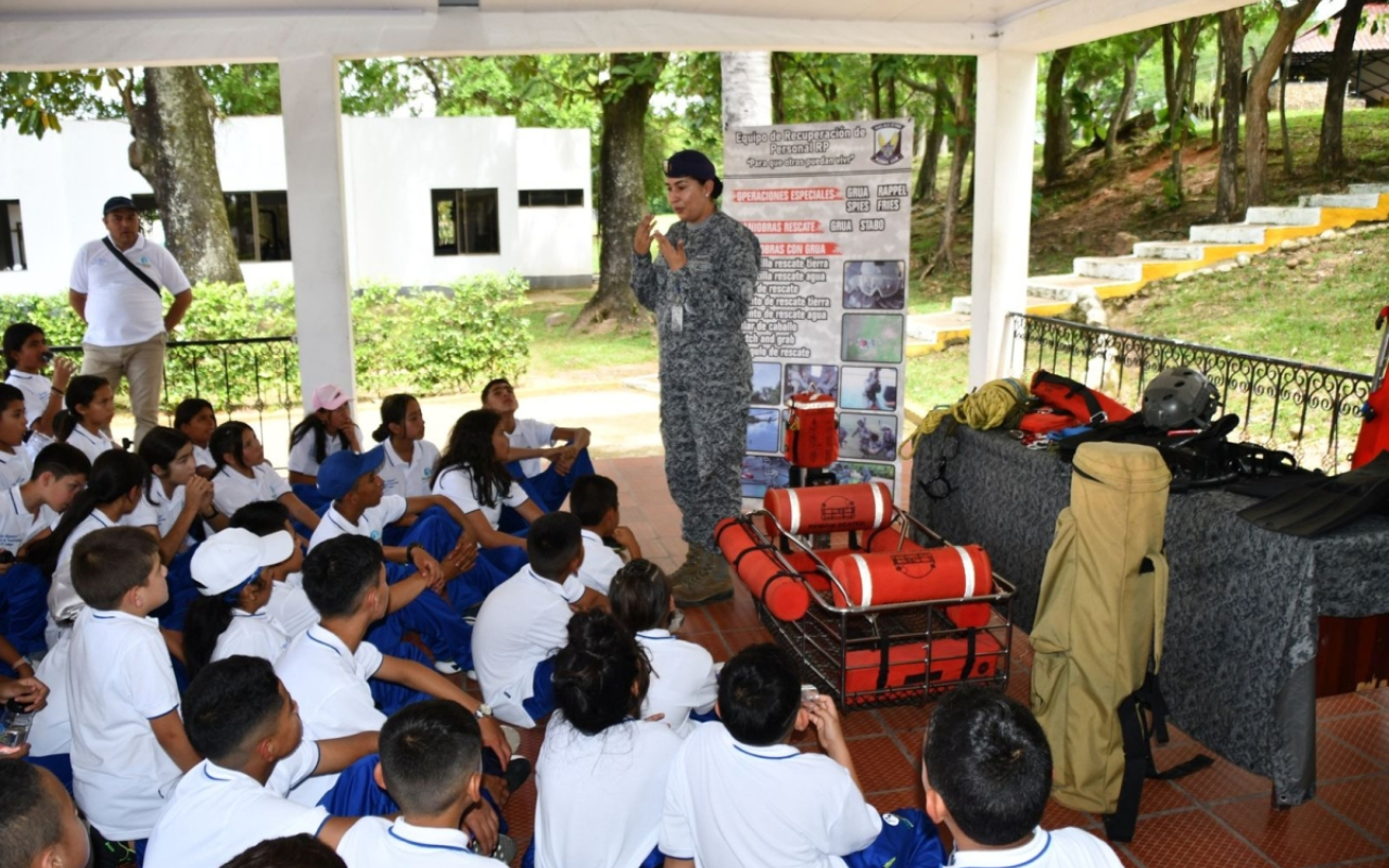 Jóvenes del sur del Tolima celebraron los 103 años de la Fuerza Aérea en el CACOM 4 