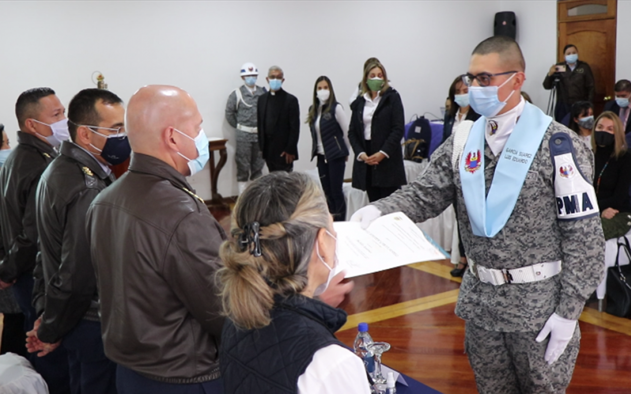 Soldados colombianos finalizan el bachillerato, durante su servicio militar en la Fuerza Aérea