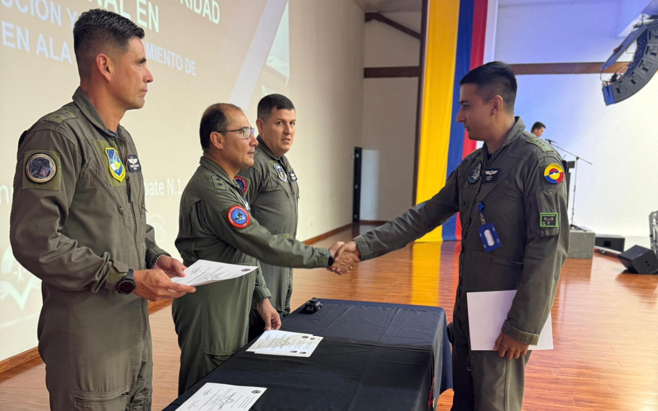 Pilotos y tripulantes participaron en seminario para fortalecer doctrina y seguridad operacional