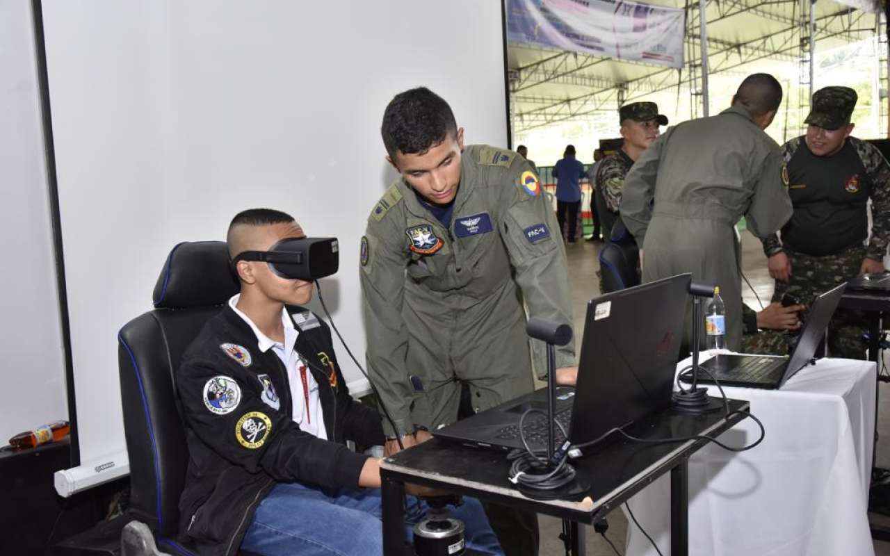 Fuerza Aeroespacial Colombiana presente en la gran Feria Nacional de Seguridad y Emprendimiento 