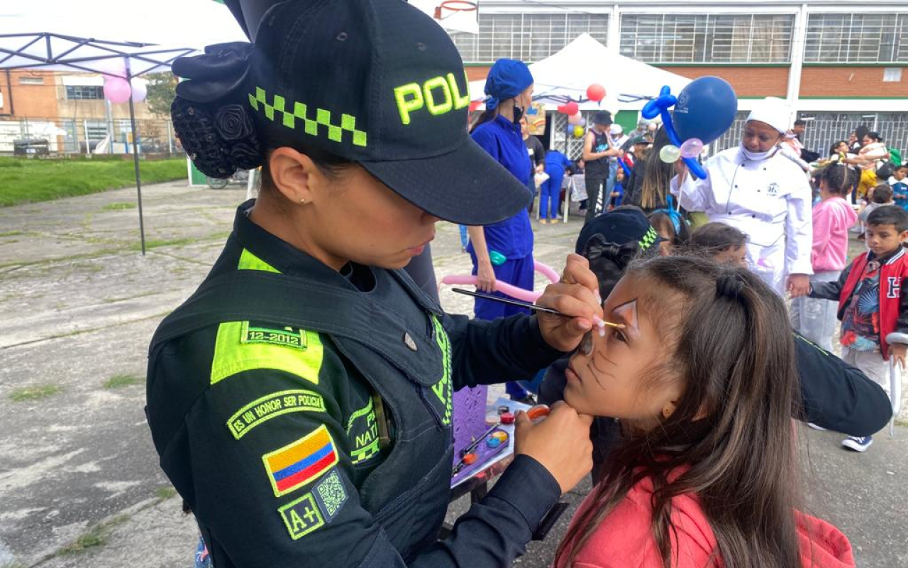 Niños de la localidad de Kennedy en Bogotá celebraron su día con la Fuerza Aérea