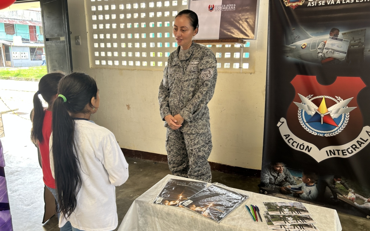 Fuerza Aeroespacial participó en la Feria de Ciencia de una entidad educativa en Leticia 